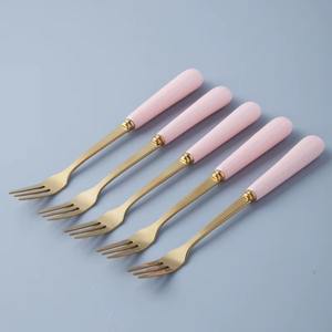 Ensemble de couverts de luxe avec manche vert et tête dorée pour la cuisine, la table à manger, les réceptions, les fêtes et l'accueil, provenant d'Inde - Product Image 4