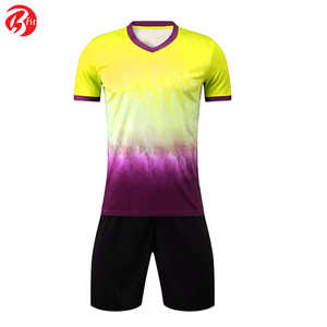 Uniforme de football élégant pour hommes, maillot de football pour adultes de meilleure qualité avec coupe automatisée, hauts colorés, chemises - Product Image 3