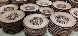 Assiette en bois noir massif pour dessert faite à la main personnalisée assiettes rondes en bois d'acacia sans danger pour le dîner - Product Image 5