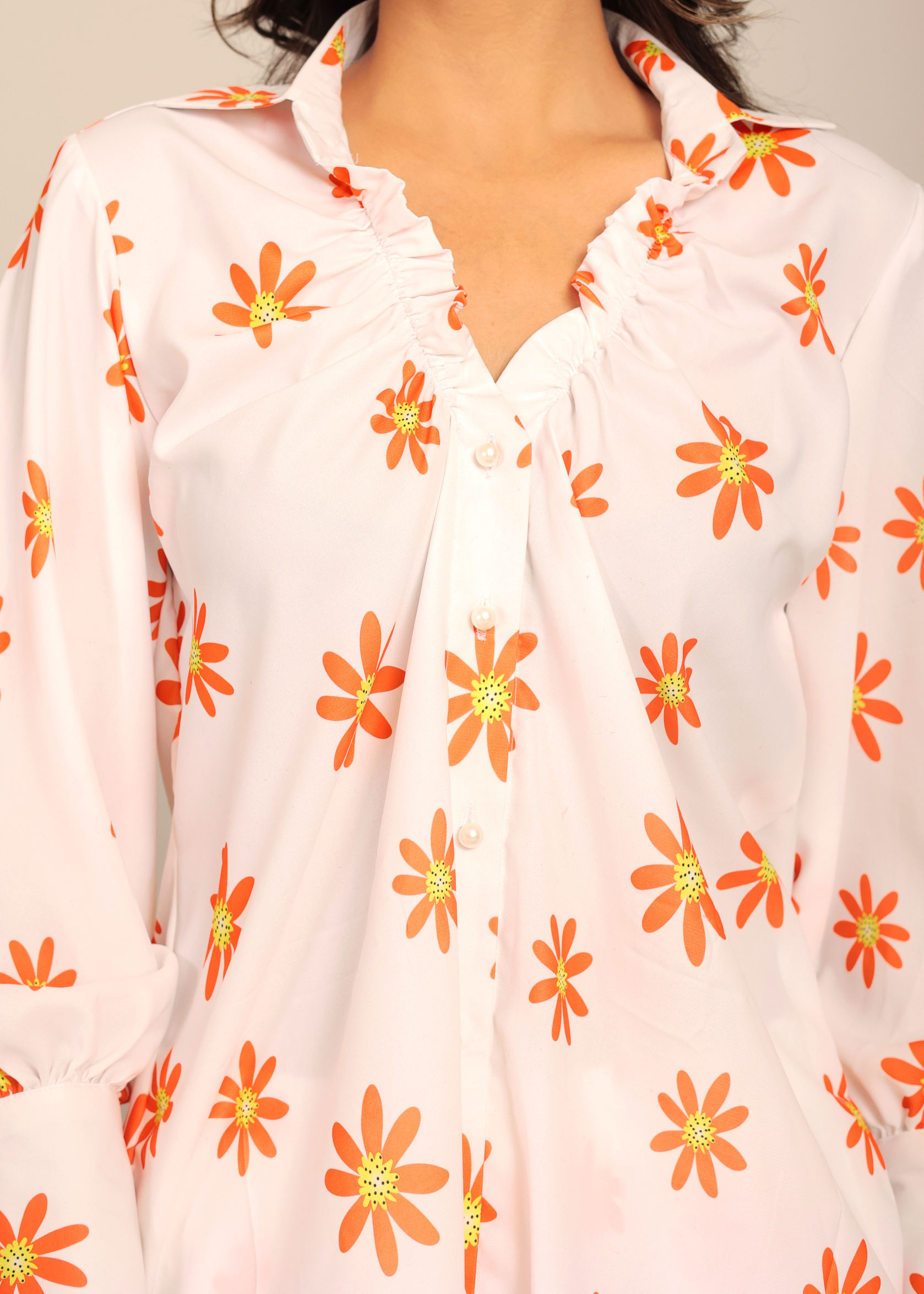 สีขาวและสีส้ม