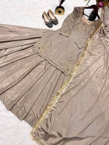 Conjunto Tradicional Indio-Pakistaní de Lehenga y Kurta de Seda Beige con Bordado Dorado, Ropa Tradicional para Mujer, Venta al Por Mayor - Product Image 4