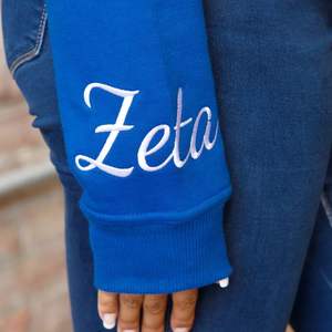 HBCU Zeta Chenille Sweat-shirt brodé Bleu royal Vêtements de sororité grecque Premium Cotton College Crewneck Pullover - Product Image 6