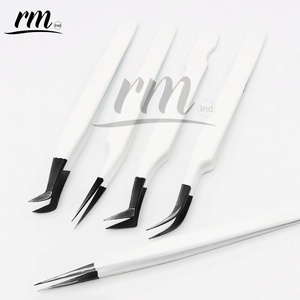 Pinzas para Pestañas RMI de Alta Calidad, Acero Inoxidable, Punta de Plasma Negra y Recubrimiento en Polvo Blanco, Agarre Plano - Product Image 3