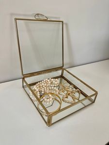 Boîte à bijoux carrée en laiton et verre de luxe avec finition dorée, écologique, personnalisable pour les boutiques haut de gamme et les cadeaux d'élite - Product Image 5
