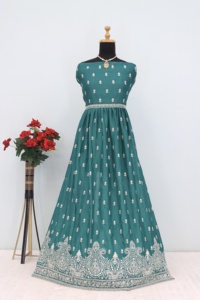 Vêtements de mariage les plus vendus en gros Robe Anarkali en soie de qualité supérieure et Dupatta avec travail de broderie séquentielle - Product Image 6