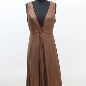 漂亮的涤纶棕色连衣裙，前扭明显，有西式现代时尚