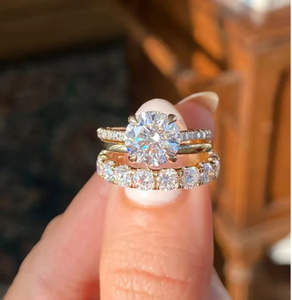 Anillo de Compromiso Solitario con Acento de Anillo de Matrimonio de Media Eternidad, Liso, de Plata de Ley 925 con Moissanita - Product Image 6