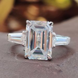 Anillos de boda de compromiso de estilo clásico de oro macizo de 10 quilates, solitario único, Diamante de corte esmeralda cultivado en laboratorio, certificado IGI para fiestas - Product Image 3