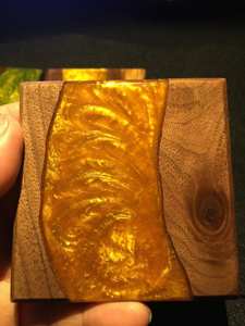 Ensemble de 2 sous-verres en résine dorée et noyer de forme carrée finie naturelle, parfaits pour les boissons à la maison, le thé et la décoration de table. - Product Image 4