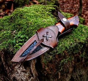 Cuchillo de Caza Hecho a Mano con Hoja de Acero de Damasco, Mango de Madera de Nogal y Funda de Cuero, Cuchillo para Exteriores - Product Image 4