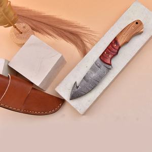 Cuchillo de Caza y Camping de Acero de Damasco Hecho a Mano |   Cuchillo Skinner de Hoja Fija Personalizado con Mango de Madera y Funda de Cuero OEM - Product Image 1