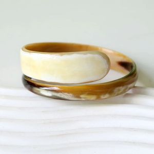 Manchettes, bracelets et bracelets en corne de buffle naturelle et moderne fabriqués à partir de corne de buffle véritable, disponibles dans un assortiment de - Product Image 2