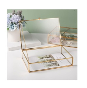 Caja de desplazamiento de vidrio de metal Premium de inspiración vintage con detalles de desplazamiento intrincados para una decoración sofisticada del hogar - Product Image 6