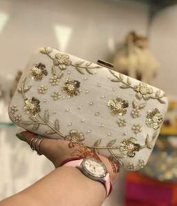 MEJOR CALIDAD ÚNICO Estilo bohemio Bordado Perla Cuadrado Mano Embrague Monederos Forro de diseño elegante al por mayor - Product Image 4