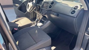 2017 // Tiguan/ S AWD Camioneta automática ACC Control de crucero R18 Tamaño del neumático Asientos de cuero Interior oscuro - Product Image 6