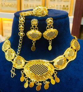 ชุดสร้อยคอเครื่องประดับแฟชั่นดูไบสีทอง24K ต่างหูหวีกำไลเข็มกลัดติดมุกลายดอกไม้ทองแดงของขวัญครบรอบปีเพชร