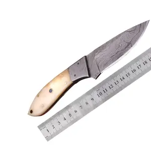 Couteau Skinner en acier Damas personnalisé de haute qualité Couteau Skinner à lame fixe comprenant un étui en cuir de qualité supérieure