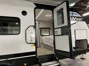 TOUT NEUF EN PRIX DE STOCK POUR 2025 Forêts River Vibe-West Double Axle 22ML - Product Image 4