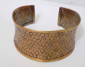 Bracelet en cuivre antique de luxe pour femmes, forme unique large et évasée, design en forme de panier tressé, bracelet en métal massif élégant - Product Image 2