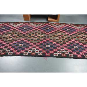 Alfombra vintage de 4.6x11.1 pies, alfombra turca Kilim, alfombra de lana negra con motivos de plantas y árboles - Product Image 3