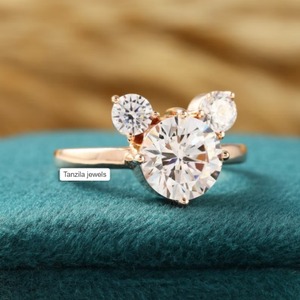 Moissanite Anillo de moissanita de corte redondo de plata esterlina Anillo de tres piedras y otras joyas de diamantes - Product Image 2