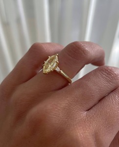 แหวนหมั้นเพชรขนาด2กะรัตประดับ VS1เพชรสีเหลืองสำหรับผู้หญิงแหวนหมั้นเพชรสำหรับงานแต่งงานในห้องปฏิบัติการสามชิ้น - Product Image 2