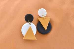 Pendientes elegantes de resina artesanal con deslumbrante acabado metálico - Product Image 4