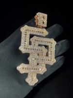 Pendentif de fiançailles en moissanite plaqué or sur mesure RB Gems, nouveau style classique glacé pour bijoux brillants certifiés