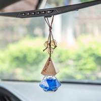 Vente en gros de pendentifs pour voiture Parfum de voiture suspendu liquide Bouteille en verre en bois 8ml Diffuseur de parfum automobile Désodorisant pour voiture