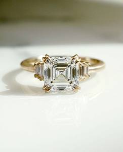 แหวนเพชรโซลิแทร์สำหรับงานอัสเชอร์ที่ทำด้วยมือโดยมีสี่กรงเล็บคู่และบาแกตประดับผ้าซาตินสำหรับเจ้าสาวขนาด14K - Product Image 1