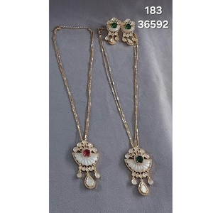 Origine indienne Antique Polki Kundan collier ensemble bijoux de déclaration pour la mariée et vêtements de cérémonie disponible au meilleur prix - Product Image 2