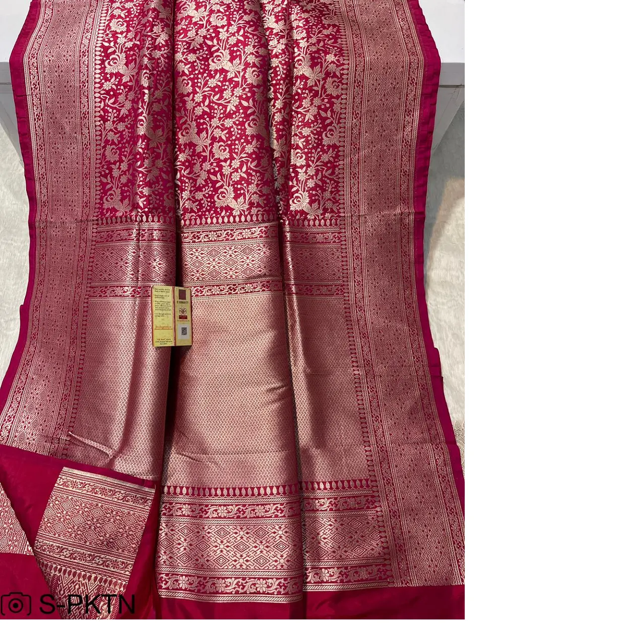 Sari di seta broccato fatti a mano tessuti personalizzati realizzati con tessuti di pura seta con motivi intricati ideali per la rivendita