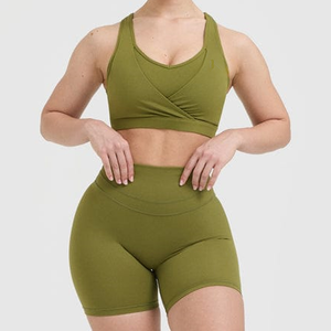 Ensemble décontracté pour femme : débardeur court moulant et short, séchage rapide, coupe ajustée, écologique et respirant - Product Image 2