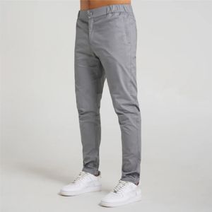 Pantalones versátiles para hombre: Ajuste a medida con cintura elástica cómoda, bolsillos funcionales y diseño de dobladillo abierto - Product Image 2