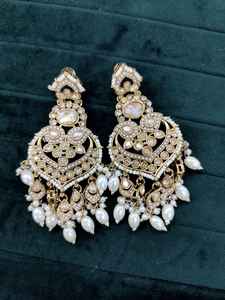 Boucles d'oreilles pendantes en alliage plaqué or de style ethnique fusion indien avec Tikka en zircon en forme de cloche pour les mariages - Product Image 2