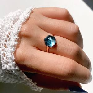 Bague en quartz bleu ciel faite à la main, électroformée en cuivre, bijoux hexagonaux, argent sterling 925, plaqué or rose 14 carats - Product Image 3