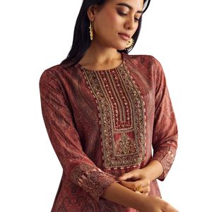 Abito in Kurta Sharara in raso arancione mattone con stampa Paisley e scollatura Cutdana per festa di matrimonio abbigliamento indiano - Product Image 4