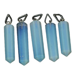 Pendentif classique unisexe en forme de crayon opale avec breloques en agate et cristal de cuivre plaqué argent, pierre principale émeraude, lunette sertie de bijoux - Product Image 1