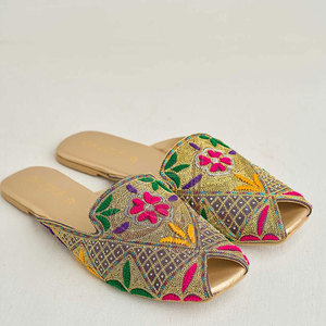 Hermosas Tilla Khussa con Múltiples Cabezas, Bordado Intrincado, Parte Superior de Cuero, Toque Tradicional - Product Image 1