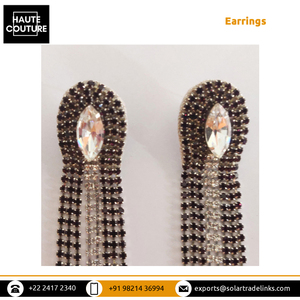 Boucles d'oreilles de mariée sur mesure, brodées à la main, avec des pompons noirs et argentés, au design saisissant et très tendance, pour femmes - Product Image 5