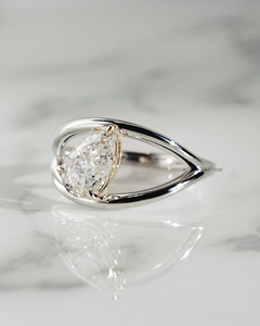 Bague de fiançailles Moissanite coupe poire 1.40 Ct pour femme Bague Solitaire allongée Bague Moissanite minimaliste en forme de poire pour femme - Product Image 2