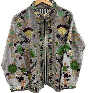 Veste Suzani en velours brodée à la main avec un motif à rayures noires, 100% coton, coupe-vent et respirante, écologique - Product Image 1