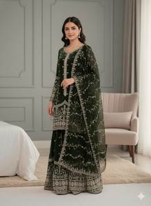 Nouvelle tenue Salwar Kameez à trois pièces tendance et élégante en tissu doux avec broderie et sequins, manches longues, avec dupatta, de SIE - Product Image 3