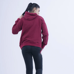 Sweat à capuche bordeaux en tissu doux pour femme, nouvelle collection, idéal pour personnaliser avec logo, coupe oversize à épaules tombantes, style décontracté, par Ako - Product Image 4