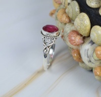 Anillo de Rubí Natural Clásico de Diseño, Corte Ovalado, Engaste en Bisel, Plata de Ley 925, Hecho a Mano, Rubí Rojo Indio Facetado Grande, para Boda