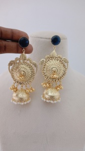 Temple Radiance Jhumkas Set South Indian Temple Jewelry Finition luxueuse Ornementation unique Fabriqué en laiton Produit en vrac - Product Image 6