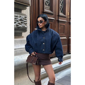 Chaqueta vaquera azul marino para mujer con detalles plisados - Product Image 1