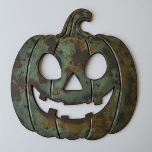 Ornement de crâne en tôle de fer unique avec finition patinée et détails artisanaux parfait pour un style intérieur décoratif étrange pour Halloween - Product Image 5