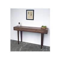Table console en bois design, surface en teck poli, soutenue par des pieds en métal laiton brillant, excellente pour le bureau ou le salon