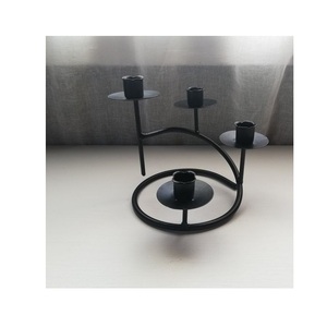 Ensemble de bougeoirs en métal artisanal avec une élégance intemporelle, parfait pour le salon, la table à manger, la chambre à coucher, la décoration festive - Product Image 3